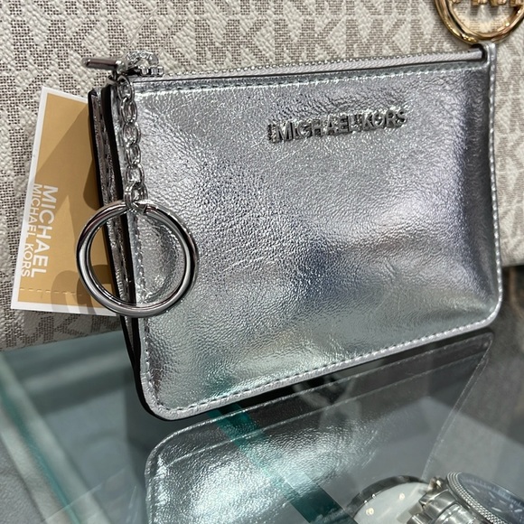 MICHAEL KORS
Jet Set Travel Small Top Zip Coin Pouch With ID Keychain
Silver
NWT - Picture 16 of 16